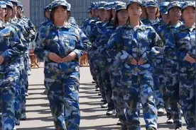 果然视频|靓丽女生+飒爽女教官，山东师大军训场上的美丽风景视频封面
