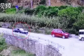 离奇！贵州一辆小轿车行驶途中冲进鱼塘图片