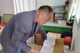 残疾教师扎根大山44年：甘当上千名学生的“严父”“暧爸”图片