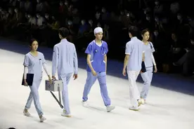 “最美逆行者”——医护服装秀在中国国际时装周展演图片