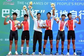 场地自行车——男子团体追逐赛决赛，河南队以3分59秒170的成绩获得金牌图片