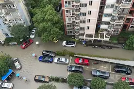 上海周浦地区短时强降水，致部分路段严重积水视频封面