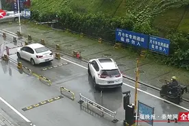 为避让前车十堰外卖小哥骑车摔倒，他一怒之下一掌拍碎挡风玻璃图片