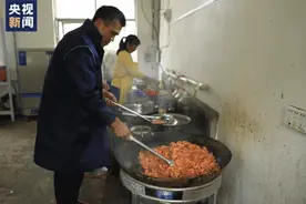 女童舍不得吃虾带给生病的妈妈，网友泪目：太懂事图片
