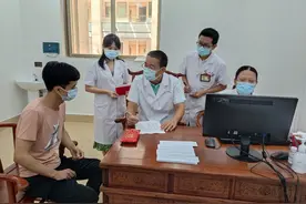 副厅级医生出诊：我的第一身份是专家，患者并不看重我官职图片