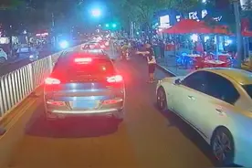 消防车出警遇堵，5名吃夜宵小伙帮忙疏通后敬军礼，网友：真帅图片