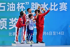 全运会女子10米台决赛 奥运冠军集体表演“水花消失术”图片