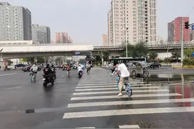 10分钟有12辆电动车抢行，乱窜的非机动车也应严罚图片