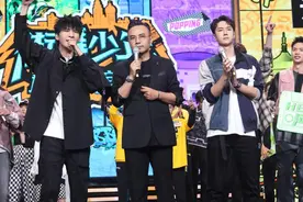 《天天向上》上演城市友谊赛，王一博为街舞少年喝彩图片