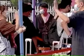 送女儿进校门后，父亲这个动作让人想哭图片