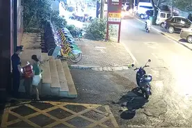 女老板为感谢消防及时灭火，扮外卖员送去水果烤串：怕他们不收图片