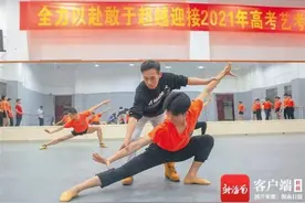 海南这位老师高考落榜，却用舞蹈把300多名农村孩子送进大学图片