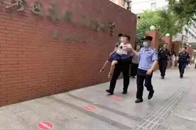 我，一年级新生，开学第一天竟被警察抓了图片
