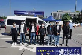 一小型客车擅自加装座椅超员20%被灞桥交警查获图片