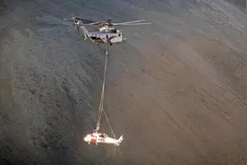 美军首次出动CH-53K重型直升机，将失事“海鹰”直升机吊回基地图片