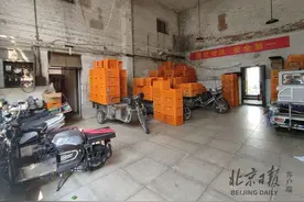 食品配送站藏身废弃锅炉房？成筐面包摞在水池边图片