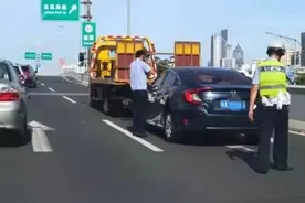事发海口！一男子在海秀快速路停车呼呼大睡，民警一查吓一跳图片