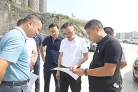 乌当代理区长艾疆调研棚户区和老旧小区改造图片