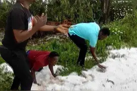 非洲赤道国家居然下雪了 男女老少穿短袖玩疯了图片
