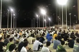 “他们只是孩子，穿上白衣便是战士”图片