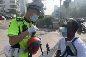 未戴头盔隐患大！为了普法，徐州交警飚起英语图片