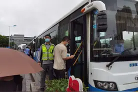 上海16条公交线路暂时停运，今天下午配置153辆应急公交车输运地铁乘客图片