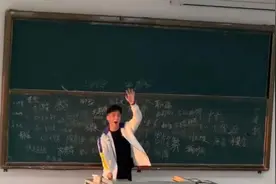 大一新生“高调”自我介绍，台下同学“捧哏”欢呼视频封面