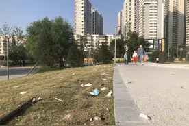 公园变夜市摊！郑州青少年公园大量小贩骑三轮涌入摆摊，满地垃圾图片