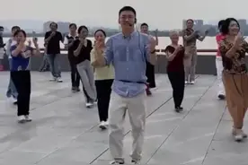 90后医学博士自创防痴呆广场舞，火出圈了图片