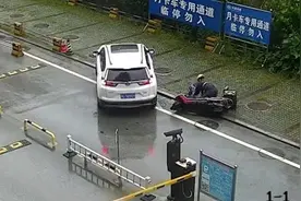 前车变道外卖员急刹车倒地，一掌拍碎轿车玻璃赔2500元视频封面