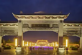 30秒 | 美！初秋傍晚四川宜宾屏山马湖公园火树银花 点亮群众幸福生活图片