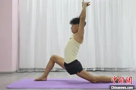 贵阳：痴迷钢管舞的七旬老人张细达图片