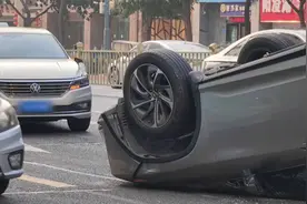 险！济南泺源大街一灰色轿车疑似被撞翻，当事车主：身体并无大碍视频封面