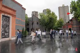 日本友人冒雨参观：中共一大纪念馆首次进行日语讲解图片