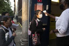 美国纽约公立学校开学 学生佩戴口罩返校图片