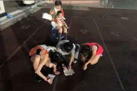 跑道上，她蹲在地上给学生讲题，同为教师的丈夫拍下这温情的一幕图片