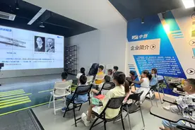小朋友做了回“飞行员”！中仿智能举办航空知识与飞行体验科普活动图片