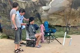 澳大利亚理发师因不能开店 在海边钓鱼时给顾客理发图片