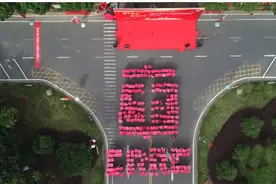 中国中车创业140周年火炬在中车浦镇公司传递图片