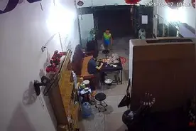 “不好意思，叔叔，你带我回家一下可以吗？”图片