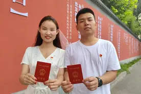郑州“网红小巷”连心里悄然变身，新人拿着结婚证去打卡图片