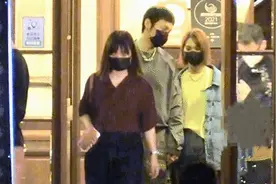 杨丞琳李荣浩久违同框！聚餐后甜蜜牵手走出大厅图片