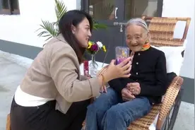 97岁“最潮老奶奶”走红网络：喜欢吃雪糕爱涂红指甲图片