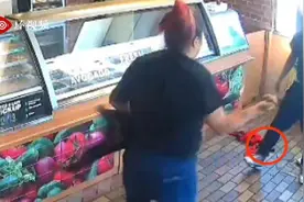 美国劫匪持枪抢劫快餐店遭女店员“反杀”，当事者事后被停职图片