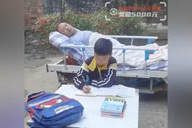 十岁撑起半个家！男孩照顾瘫痪父亲6年，满墙奖状是家里“最漂亮的装修”图片