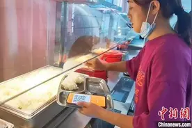 甘肃酒泉校园新“食”尚：3秒打饭按克取菜 拒绝舌尖浪费图片