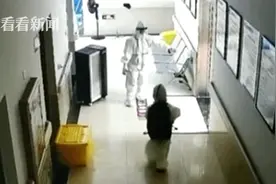 莆田4岁最小确诊患者独自做检查 护士：好心疼图片
