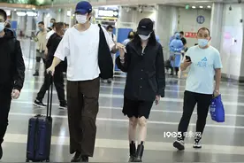 金大川雎晓雯十指紧扣现身机场 亲密耳语坐实恋情图片