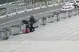 兄弟俩喝酒两次错过高铁，醉酒哥哥怒打醉酒弟弟，网友：不是兄弟不聚头啊图片