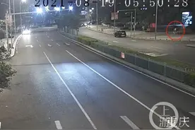 男子醉酒睡大街，裤兜里手机被摸走图片